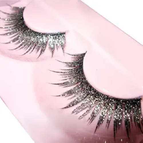 Halloween false eyelashes for spooky eye makeup looks